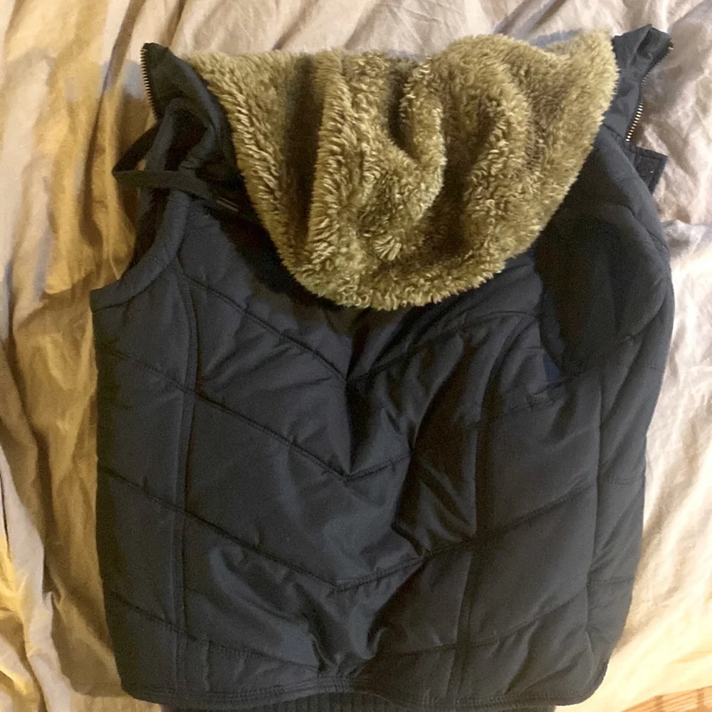 AE VEST - Picture 3 of 3